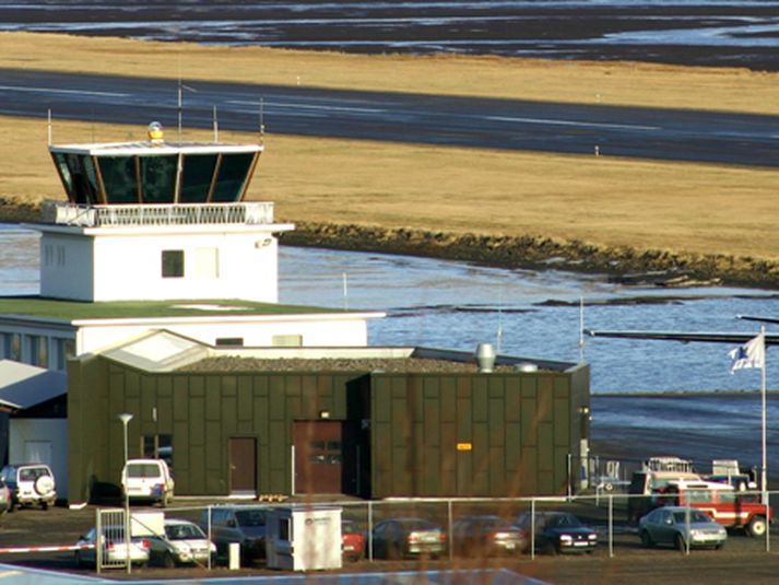 Flugvöllurinn á Akureyri. Innanlandsflug hófst samkvæmt áætlun i morgun nema hvað ekki hefur enn verið flogið til Egilsstaða og Vestmannaeyja.