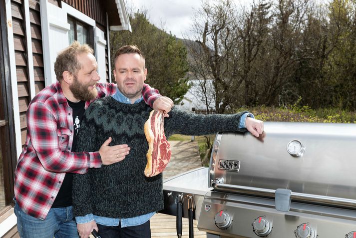 Pétur Jóhann Sigfússon með vini sínum Sverri, sem gjarnan er kallaður Sveppi.