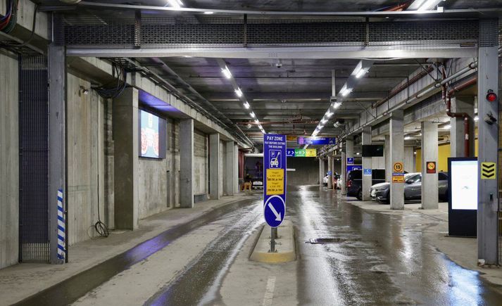 Bílakjallari Höfðatorgs þar sem sýnileiki öryggisgæslu hefur verið aukinn í kjölfar hópaárásar í síðustu viku.