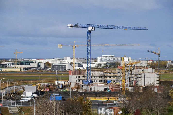 Framkvæmdir við Hlíðarenda eru langt komnar en enn er ekki byrjað að sprengja 270 þúsund fermetra af grjóti í burtu við Landspítalann. 