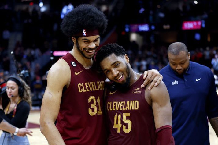 Donovan Mitchell (45) fagnar með miðherjanum Jarrett Allen (31) eftir sigurinn í nótt.