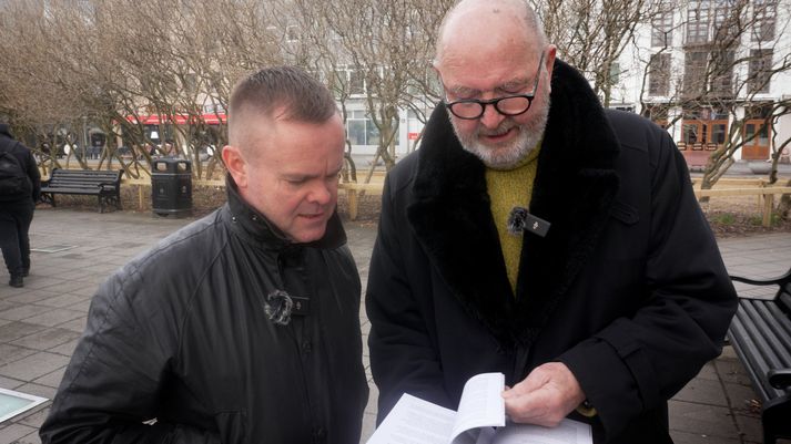 Vinirnir Pétur Jóhann og Jón Ársæll blaða í nýrri bók þess síðarnefnda.