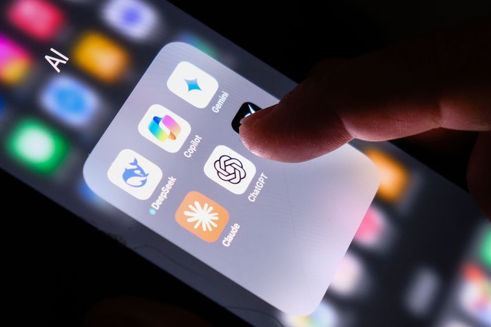 Nú þegar sífellt fleiri eru farnir að nota gervigreindina, heyrist fólk ósjaldan tala um það, hvernig samskiptunum er háttað. Eru þau persónuleg, kurteis, hnyttin eða einungis tæknilegs eðlis?