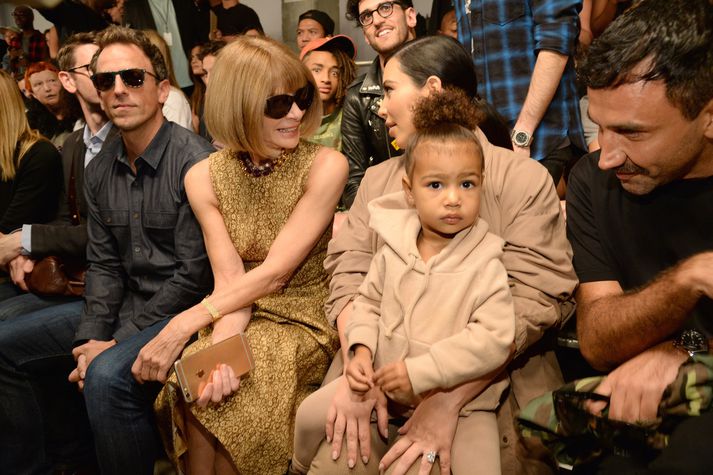 Seth Mayers, Anna Wintour, Kim Kardashian, North West og Riccardo Tisci.