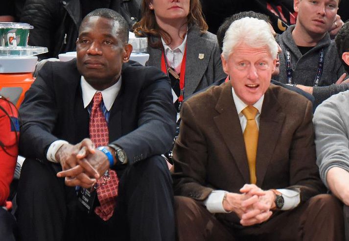 Mutombo er hér að horfa á leik með Bill Clinton, fyrrum Bandaríkjaforseta.