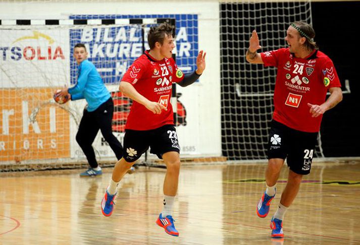 Theodór Sigurbjörnsson og Andri Heimir Friðriksson, leikmenn ÍBV, fagna marki.