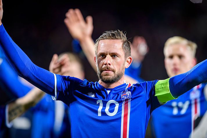 Gylfi Sigurðsson stjórnar víkingaklappi eftir sigurinn á móti Tyrklandi.