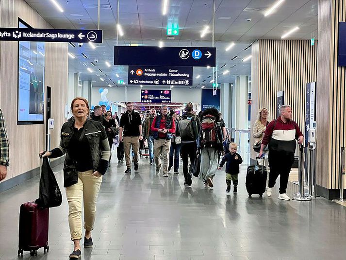 Farþegarnir voru teknir við komuna til Íslands frá Frakklandi.