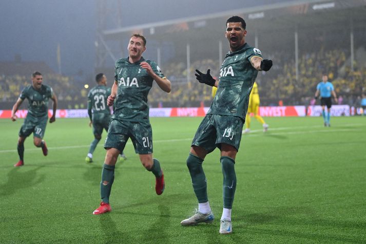 Dominic Solanke fagnar marki sínu fyrir Tottenham í kvöld.