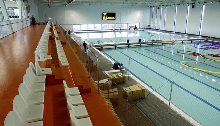 Ný sundmiðstöð, Ásvallalaug, verður opnuð í Hafnarfirði í dag. Í lauginni er 50 metra innilaug, barnalaug, heitir pottar og leiktæki.
Fréttablaðið/valli