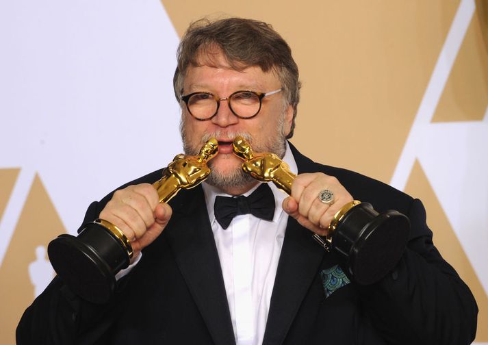 Mexíkóski leikstjórinn Guillermo del Toro með Óskarsstytturnar sínar tvær sem hann hlaut fyrir bestu mynd og bestu leikstjórn.