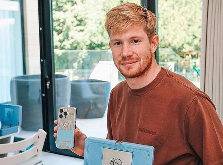 Kevin De Bruyne með símann glæsilega sem hann gaf öllum liðsfélögum sínum.