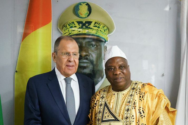 Lavrov er á ferð um Afríku og sést hér með Morissanda Kouyate, utanríkisráðherra Gíneu.