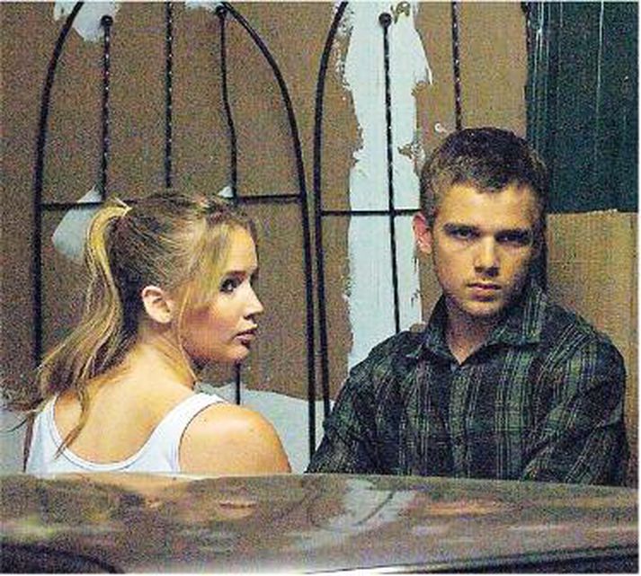 Jennifer Lawrence og Max Thieriot fara með aðalhlutverkin í þrillernum House at the End of the Street.