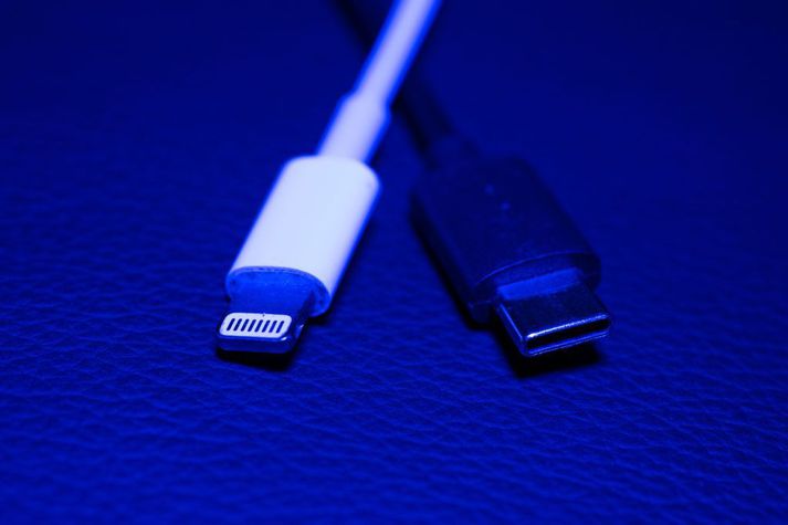 Lightning-hleðslusnúra frá Apple (t.v.) og USB-C hleðslusnúra (t.h.). Verði tillaga framkvæmdastjórnar ESB að lögum heyrir sú fyrrnefnda sögunni til og öll færanleg raftæki yrðu með USB-C tengi.