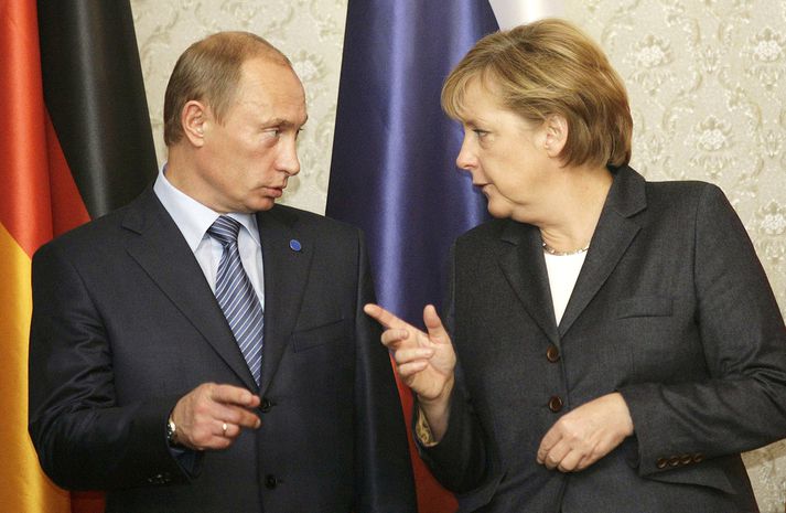 Merkel og Pútín áttu símafund um kosningarnar í gær.