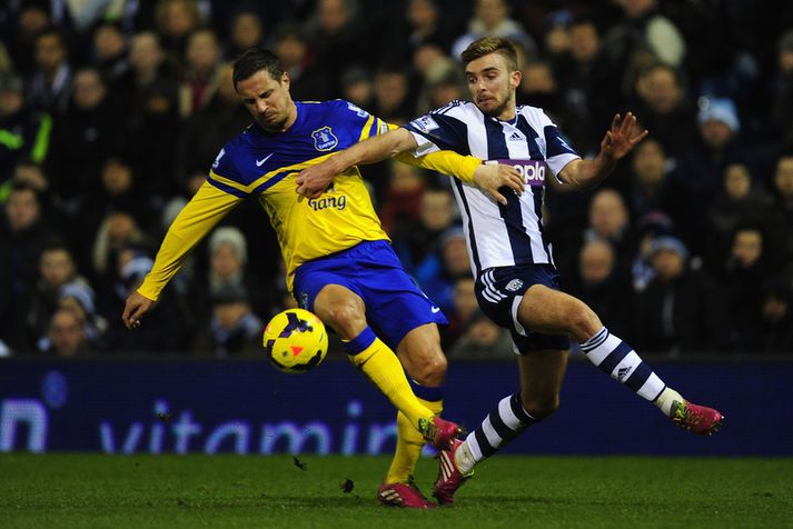 James Morrison, West Brom, sækir að Phil Jagielka hjá Everton.
