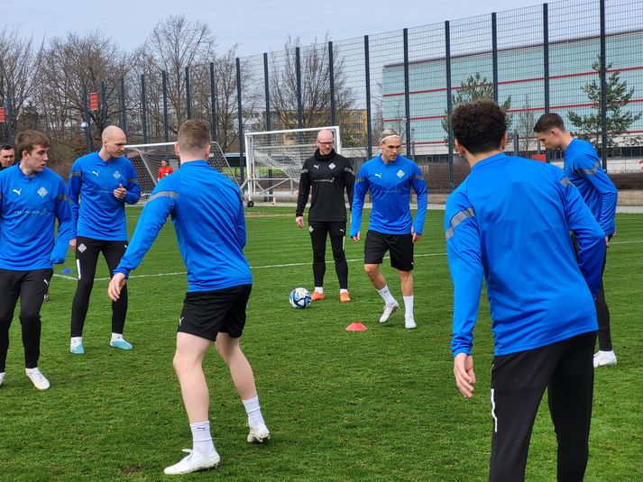 Leikmenn Íslands æfðu á æfingasvæði Bayern München í dag. Ísak Bergmann (lengst til vinstri) hefur náð sér af veikindum.