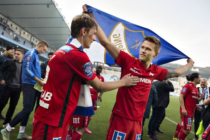 Arnór fagnar hér titlinum um síðustu helgi.