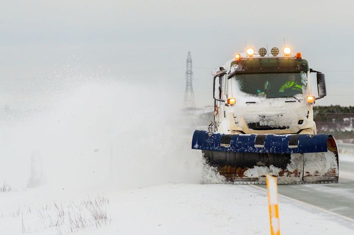 Snjómokstur á Suðurlandsvegi. Stöðugt er verið að kalla eftir aukinni þjónustu við vegakerfið að vetri. Atvinnusókn á landsbyggðinni hefur breyst og fólk sækir í meiri mæli vinnu milli bæjarfélaga. 