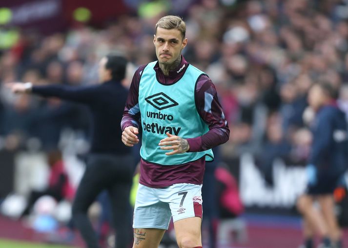 Gianluca Scamacca hitaði upp af miklum móð en fékk ekki að koma inn á þegar West Ham United gerði 1-1 jafntefli við Aston Villa í gær.