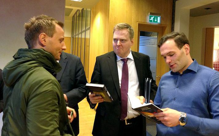 Sigmundur Davíð var ánægður með gjöfina.