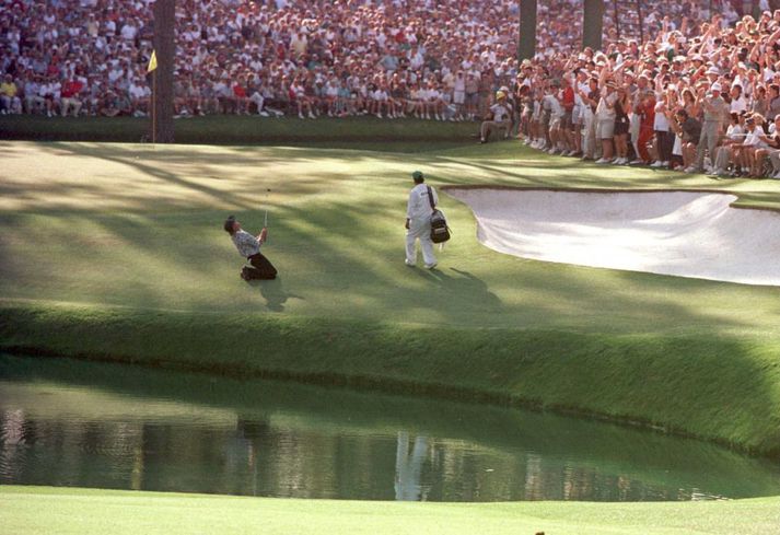 Greg Norman fellur á hnén eftir að hann náði ekki að vippa ofan í á 15. holunni á Augusta National-vellinum á Masters-mótinu árið 1996. Hann þurfti á erni að halda til þess að eiga einhvern möguleika á sigri eftir að hann glutraði niður sex högga forystu sem hann hafði fyrir lokahringinn.