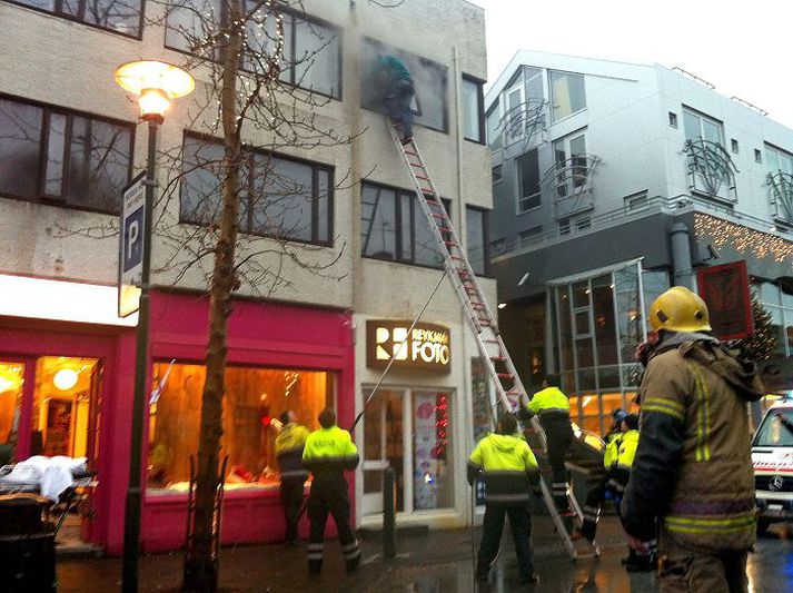 Slökkviliðsmenn reistu stiga við húsið svo að maðurinn, sem var í íbúð á þriðju hæð, gat komist út um glugga og niður. fréttablaðið/kristján