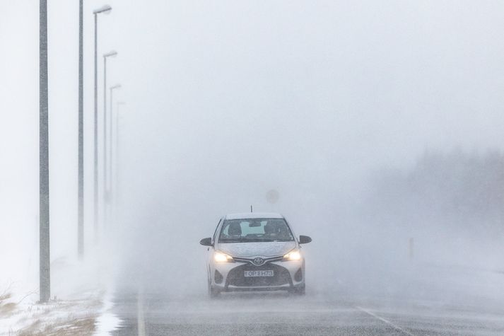 Ekki var gott skyggni þegar ljósmyndari Vísis var á ferð um Mosfellsdal í morgun.