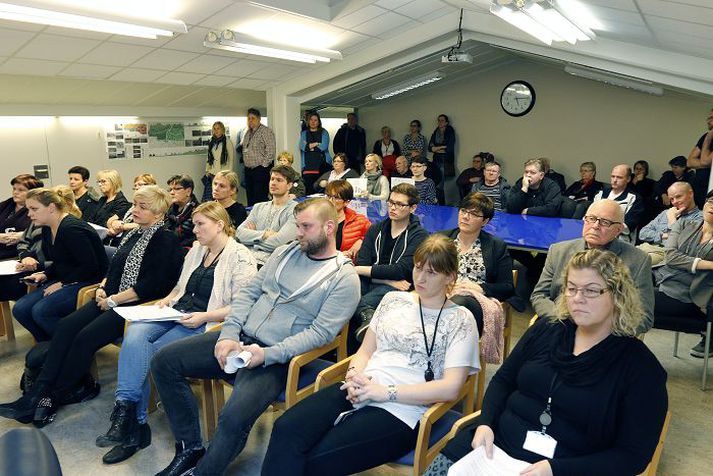 Bæjarstarfsmenn í Reykjanesbæ mættu á bæjarstjórnarfund og mótmæltu skertum greiðslum.