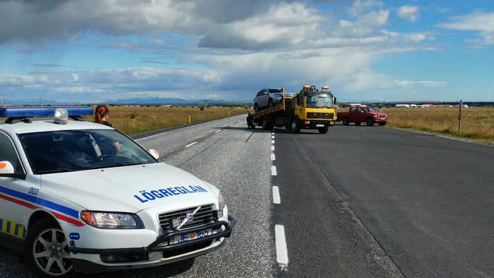 Suðurlandsvegi var lokað um stund vegna slyssins.