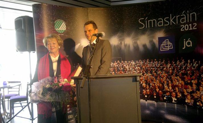 Vigdís ásamt Magnúsi Geir, leikhússtjóra Borgarleikhússins.