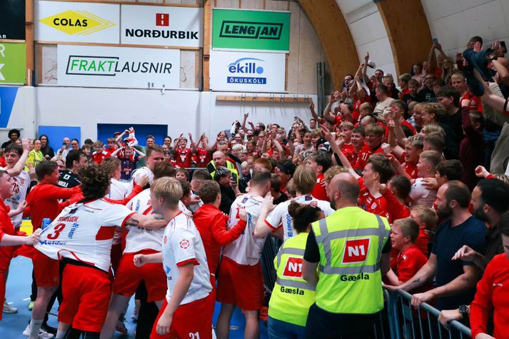 Fögnuðurinn var gríðarlegur hjá Þórsurum eftir sigurinn á erkifjendunum.