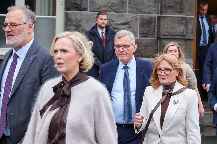Guðrún Hafsteinsdóttir formaður Sjálfstæðisflokksins ásamt þingmönnum flokksins. Lengst til vinstri er Ólafur Adolfsson þingflokksformaður.