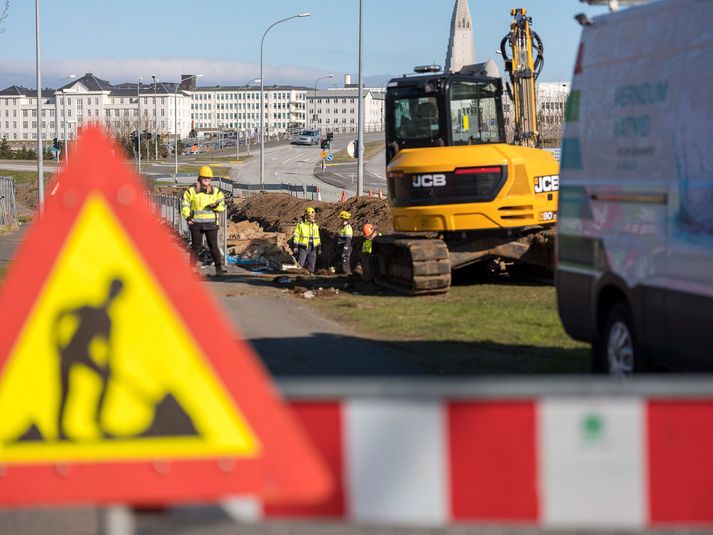 Frá framkvæmdum hjá Veitnum þegar heitavatnsæð fór í sundur við Bústaðaveg í sumar.