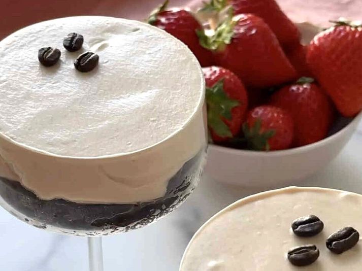 Ef þú elskar hinn klassíska kokteil Espresso Martini þá er þessi eftirréttur eitthvað fyrir þig.