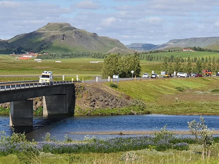 Frá slysstað við Stóru-Laxá skammt frá Flúðum.