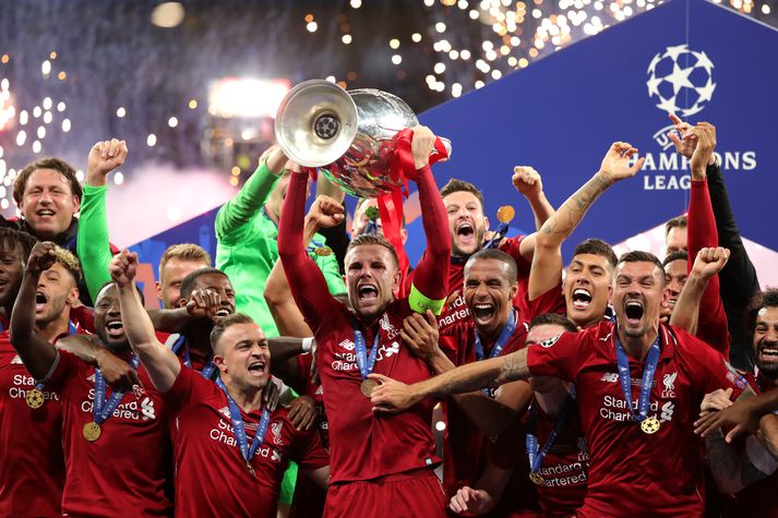 Jordan Henderson lyftir bikarnum.