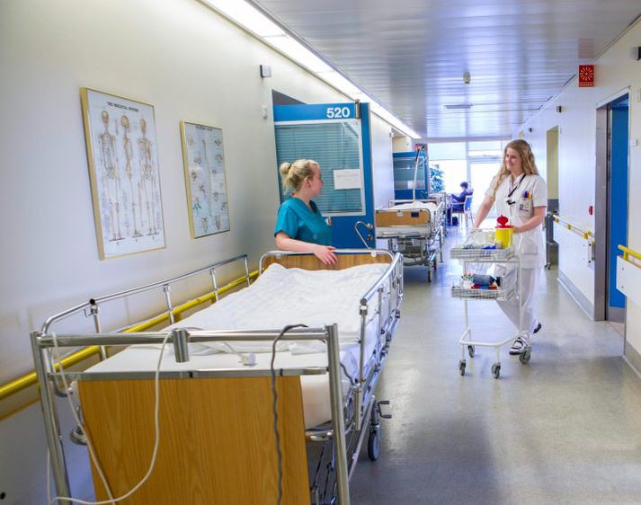 Hjúkrunarfræðingar að störfum. 