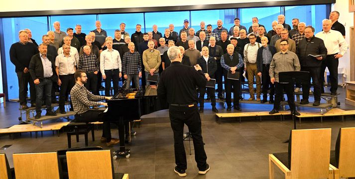 Karlakór Hreppamanna og Sprettskórinn úr Kópavogi, sem syngja saman á fernu  tónleikum á næstunni áður en þeir halda á 150 ára afmælishátíðina um verslunarmannahelgina í Gimli í Kanada.