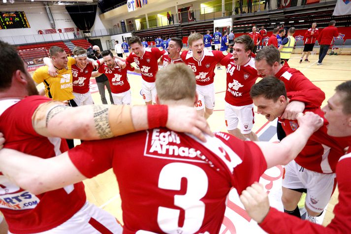 Valsmenn fagna sigrinum á HC Sloga Pozega.