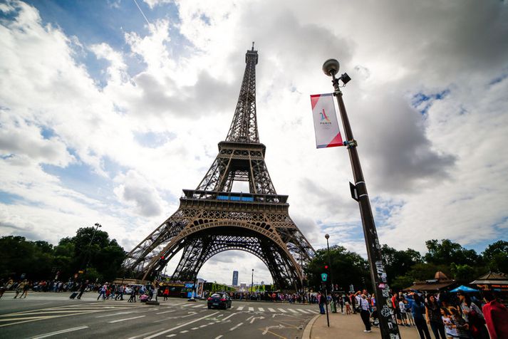 Sirkusinn sem tígrisdýrið slapp frá er skammt frá Eiffel-turninum í París.