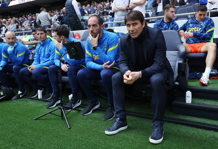 Antonio Conte, knattspyrnustjóri Tottenham, á bekknum hjá Tottenham Hotspur.