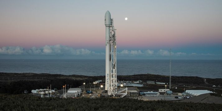 Falcon 9 geimflaug SpaceX á skotpallinum í Vandenberg herstöðinni.