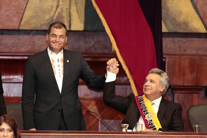 Rafael Correa tekur í hönd Lenins Moreno þegar sá síðarnefndi sór embættiseið. Moreno er eini sitjandi þjóðhöfðingi heimsins sem er í hjólastól.