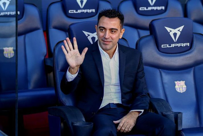 Xavi Hernandez veifar þegar hann var kynntur sem nýr þjálfari Barcelona liðsins.