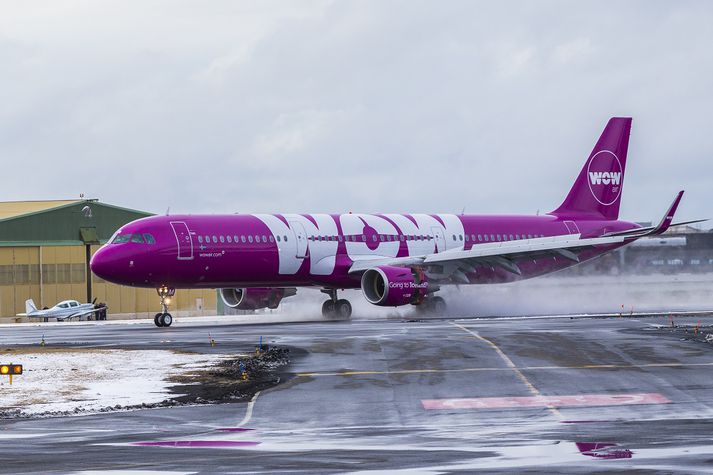 Auglýsingin sýnir Hafþór halda á tveimur flugfreyjum sem sitja í flugsætum frá WOW air.