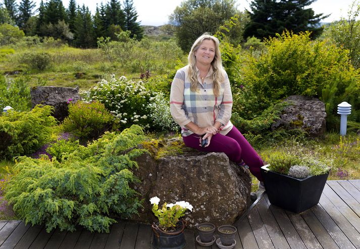 "Þetta hverfi var ekki til þegar ég flutti burt,“ segir Eva Mjöll stödd við hús í Norðlingaholti í Reykjavík.