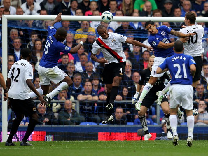 Sylvain Distin skorar hér fyrra mark Everton.