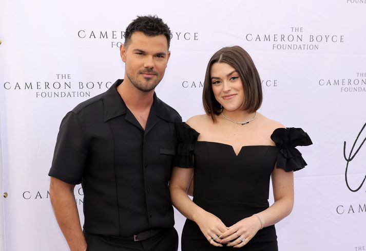 Hjónin heita bæði Taylor Lautner.